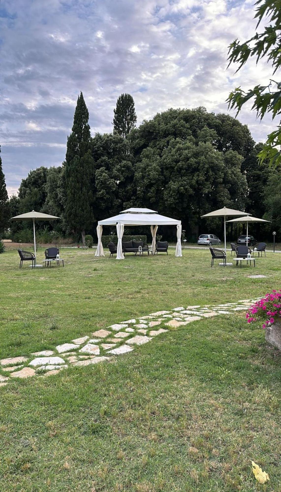 La Vecchia Cantina Guzzardi Lari Exteriör bild