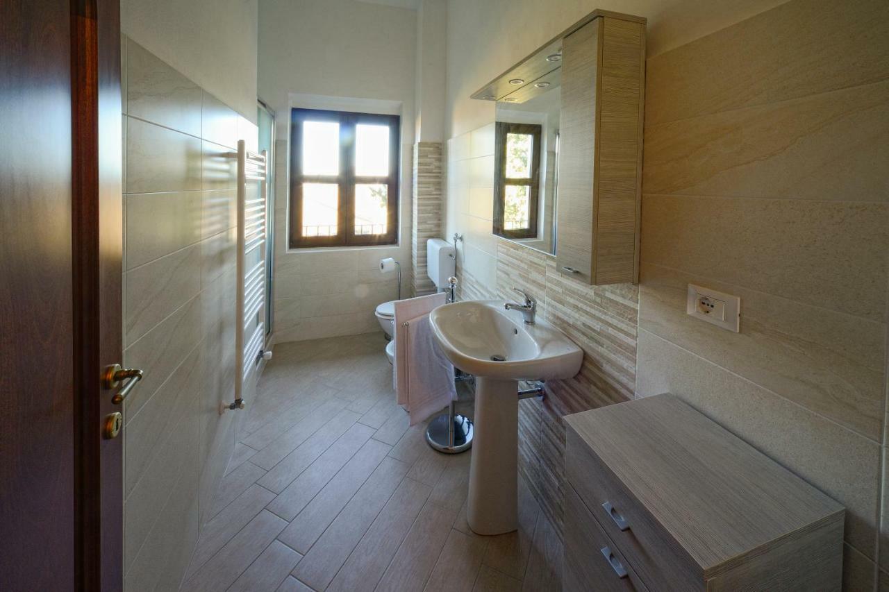 La Vecchia Cantina Guzzardi Lari Exteriör bild