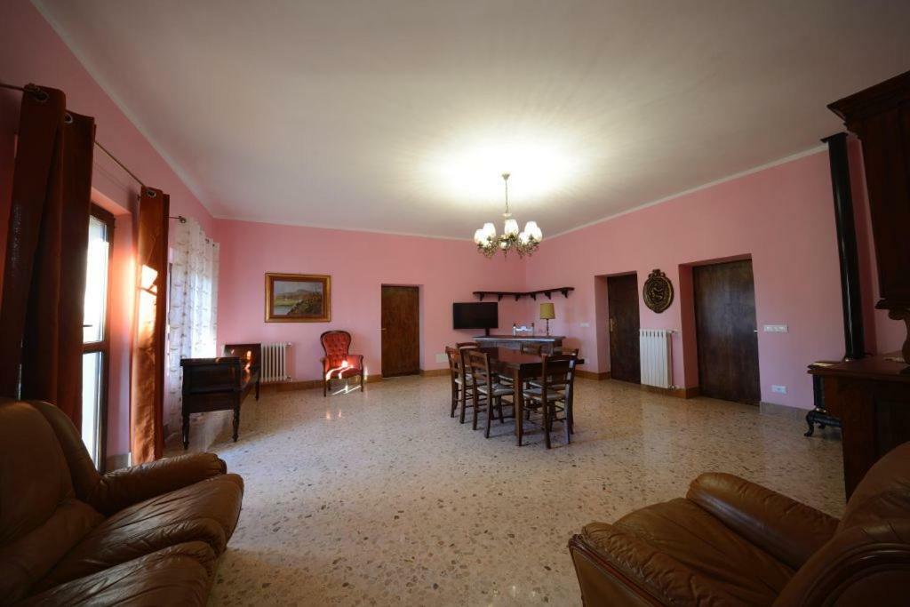 La Vecchia Cantina Guzzardi Lari Exteriör bild
