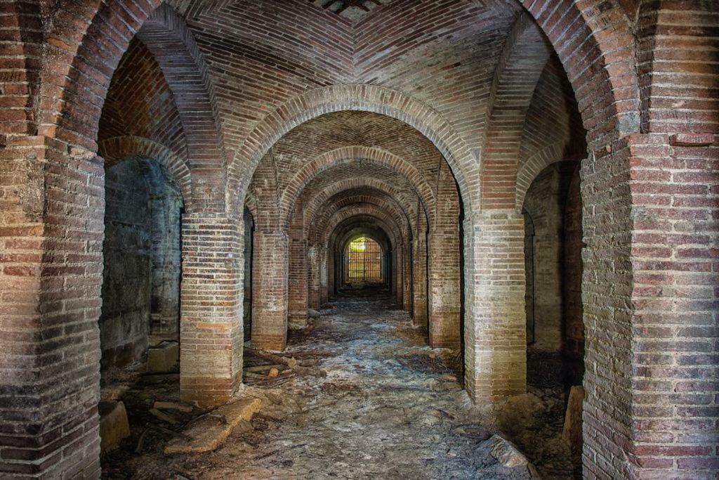 La Vecchia Cantina Guzzardi Lari Exteriör bild