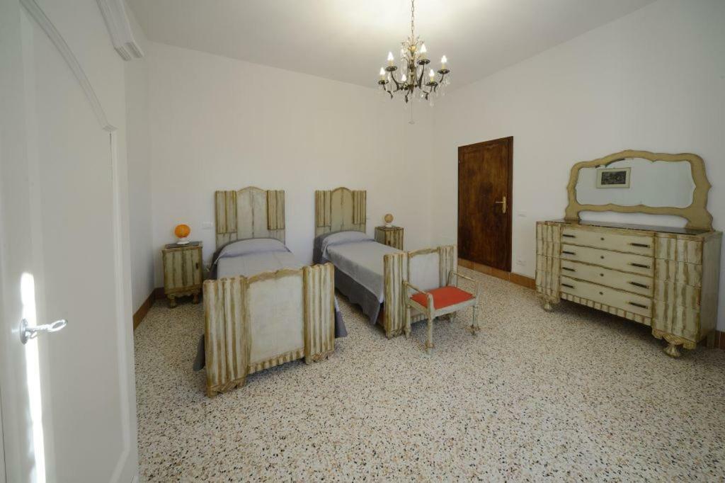 La Vecchia Cantina Guzzardi Lari Exteriör bild
