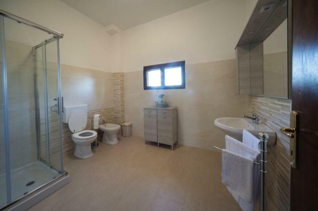 La Vecchia Cantina Guzzardi Lari Exteriör bild
